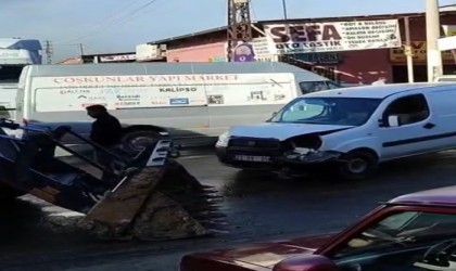 Elazığda kepçe ile hafif ticari araç çarpıştı