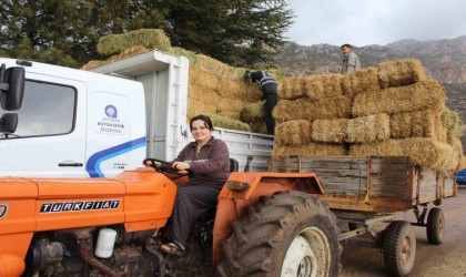 Elmalı Yuvada saman desteği afetzedelerin yüzünü güldürdü