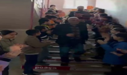 Emekli olan hizmetliye öğrenci ve öğretmenlerden duygulandıran veda