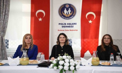 Erzincanda polis eşleri buluştu