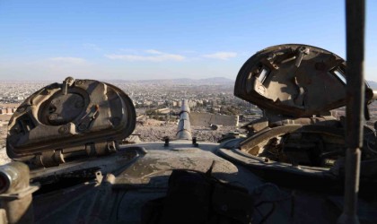 Esadın halkına bomba yağdırdığı 4. Zırhlı Tümen görüntülendi