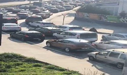 Esenlerde öfkeli sürücü trafiğin ortasında sopayla önündeki araca saldırdığı anlar kamerada