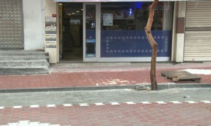 Esenyurtta bir kişi alışveriş yapmak için girdiği marketten çıkarken açılan ateş sonucu yaralandı