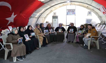 Evlat nöbetindeki anne, Regaip Kandilinde oğlunun teslim olduğu haberini aldı