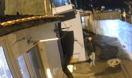 Evlerin penceresinden uygunsuz hareketler yapan sapık komşu gözaltında