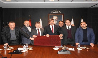 Gaziantepli halıcılar Emevi Camisinin halılarını yenilemek için çalışmalara başladı