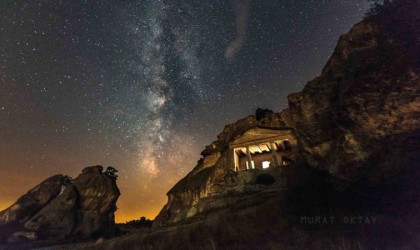 Gerdekkaya ve Yazılıkaya anıtları samanyolu manzarası ile aynı karede buluştu