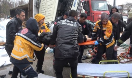 Gübre yüklü kamyon çarpıştığı otomobili metrelerce sürükleyip üzerine devrildi