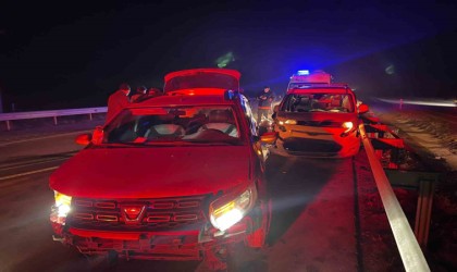 Hafif ticari araç ile otomobil çarpıştı: 6 yaralı