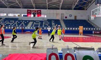 Hakkaride 1416 çocuk basket oynuyor
