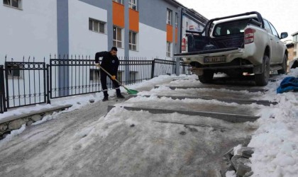 Hakkaride Sibirya soğukları: Yollar ve merdivenler buz tuttu