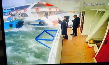 Haliçte yolcu vapuru balıkçı teknesine çarptı: O anlar kamerada