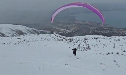 Hazarbaba Dağında göl manzarası eşliğinde yamaç paraşütü