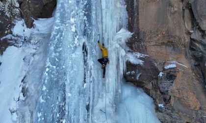 Iğdırda dağcılar donmuş şelaleye tırmandı