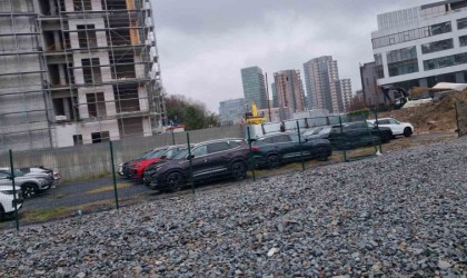 İstanbulda lüks araçlar suya gömüldü