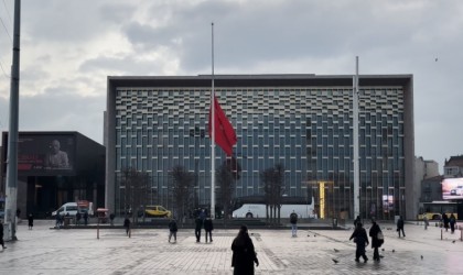 İstanbulda milli yas nedeniyle bayraklar yarıya indirildi