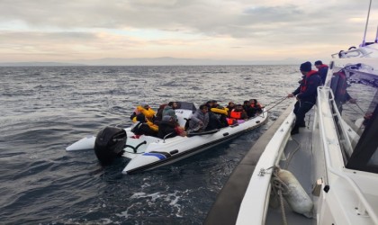 İzmir açıklarında 32 göçmen ve 1 göçmen kaçakçısı yakalandı