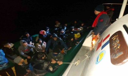 İzmir açıklarında ölüme sürüklenen 40 göçmen kurtarıldı
