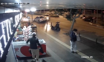 Kamyonetin çarptığı otomobili iş yerine girmekten demir dubalar kurtardı