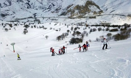 Kar kalınlığı yetersiz olan Kop Kayak Merkezinde kayak sezonu yeni yılda da açılamadı