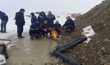 Kar yağışı altında zorlu çalışma