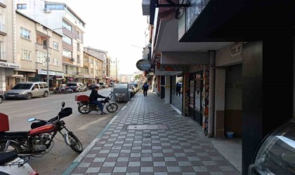 Karacabeyde kaldırım işgalleri son buldu