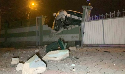 Karamanda duvara çarpan hafif ticari araç asılı kaldı