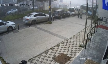 Kartalda kuaföre dalan minibüsün kaza anı güvenlik kamerasına yansıdı