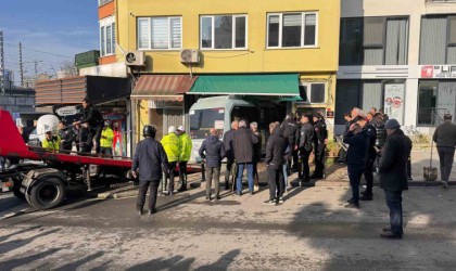 Kartalda yolcu minibüsü kuaföre girdi: 3 yaralı