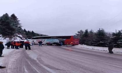 Kartalkaya yolunda kontrolden çıkan yolcu otobüsü yolu kapattı