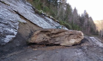 Kastamonuda düşen kaya yolu ulaşıma kapattı