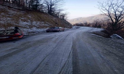 Kastamonuda gizli buzlanma kazaları beraberinde getirdi: 2 yaralı