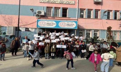 Kaymakam Dalak öğrencilerin karne sevincine ortak oldu