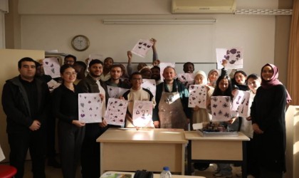 KAYMEKten yabancı öğrencilere Ebru deneyimi