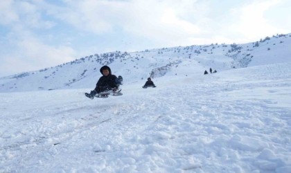 Kendi pistlerinde kayan Muşlu çocukların eğlenceli anları