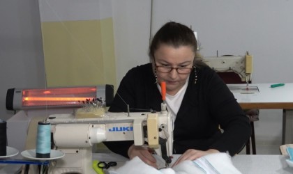 Kendi tasarladığı kar tulumuyla Rus annelerin gönlünü fethetti