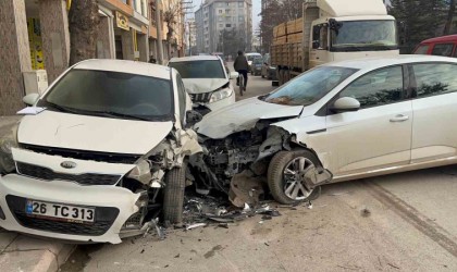 Kontrolden çıkan araç, park halindeki 2 otomobile çarptı