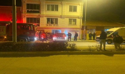 Kontrolden çıkan cip, apartman duvarına çarparak durabildi