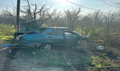 Kontrolden çıkan otomobil direğe çarpıp tarlaya uçtu sürücü yaralandı