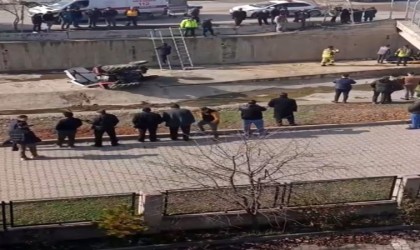 Kontrolden çıkan traktör çaya uçtu: 1 yaralı