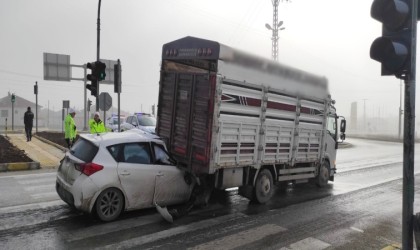 Konyada otomobil kamyonete arkadan çarptı: 1 yaralı