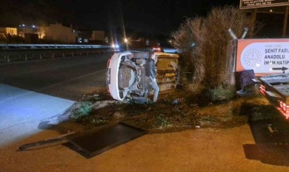 Köpeğe çarpmamak için direksiyonu kırdı, otomobil yan yattı