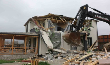 Körfezde kaçak yapı yıkıldı