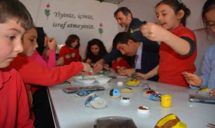 Köyceğizde öğrenciler tarafından taş boyama etkinliği yapıldı