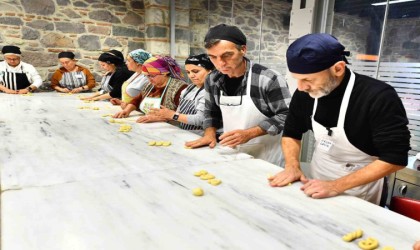 Kursiyerler, işaret diliyle pasta yapıyor