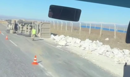 Kurtalanda hafriyat kamyonunun devrildiği kazada sürücü yaralandı