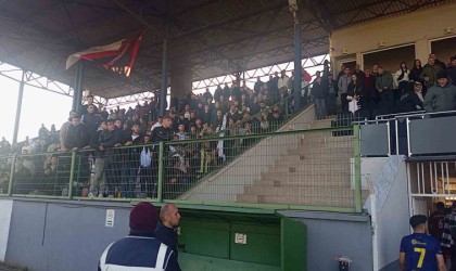 Maç bitti, takımın taraftarı kendi hocasına su fırlattı