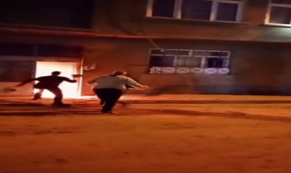 Mahalle sakinleri binada çıkan yangını kum ve taş ile söndürmeye çalıştı