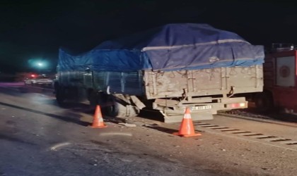 Manisada otomobil kamyona çarptı: 1 ölü, 1 yaralı