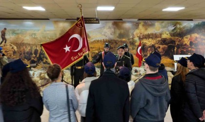 Manisalı öğrencilerden tarihi Alay sancağına ziyaret